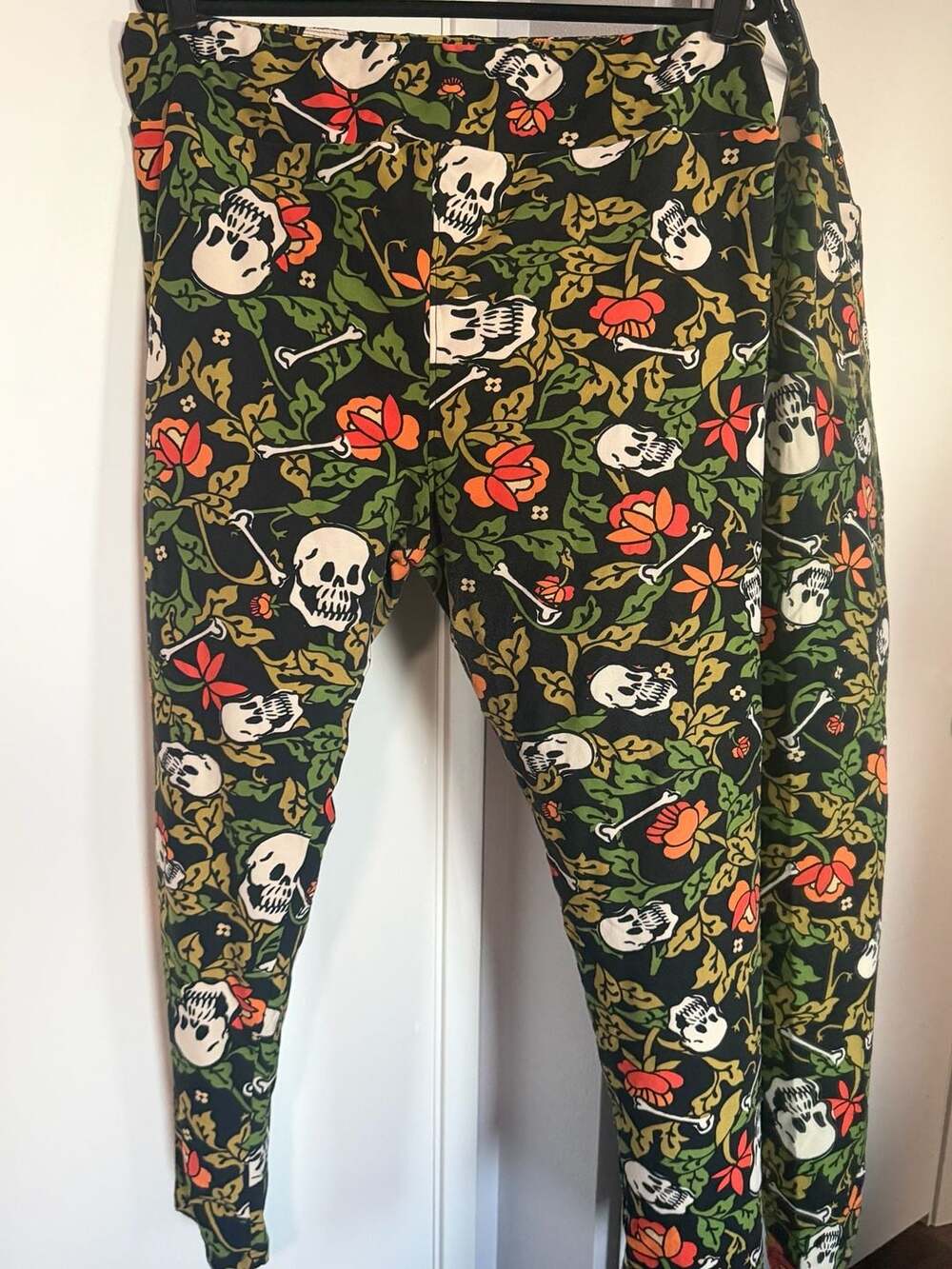Lularoe TC2 LEGGINGS SKULLS ROSES SKELETONS Size 20-26 Tall Curvy